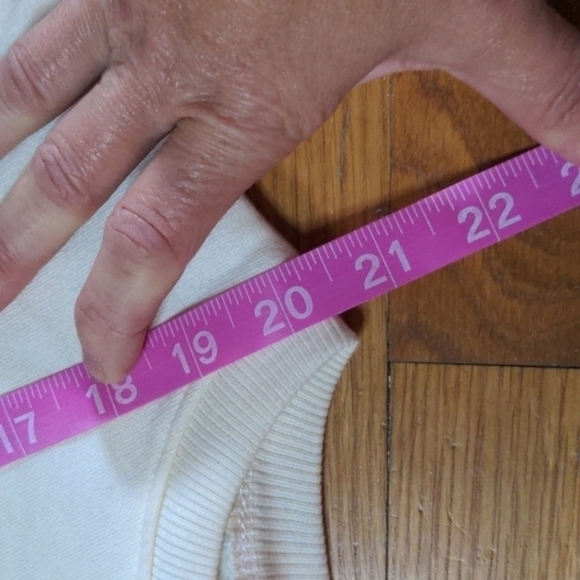 Friends Logo Medium Cream Cropped Sweatshirt w/ Graphic of the Cast - Picture 9 of 9